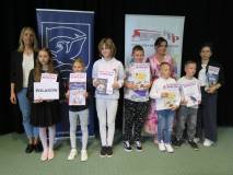 Zdjecie grupowe najlepszych czytelników z gminy Polanów, wraz z bibliotekarką, Wicestarostą Koszaliń