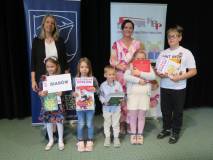 Zdjecie grupowe najlepszych czytelników z gminy Sianów wraz z Wicestarostą Koszalińską i Zastępcą dy