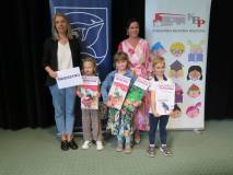 Zdjecie grupowe najlepszych czytelników z gminy Świeszyno wraz z Wicestarostą Koszalińską i Zastępcą