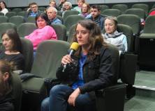 Uczestniczka podczas dyskusji.