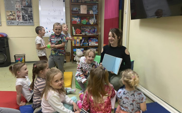 Bibliotekarka czyta dzieciom ksiazkę