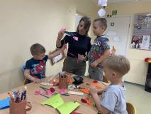 Bibliotekarka pomaga przy pracy plastycznej