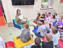 Bibliotekarka z dziećmi podczas zajęć