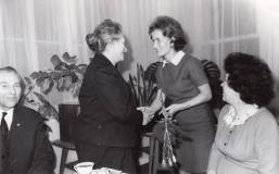 17.12.1968 Maria Nowicka (Kozłowska) wręcza kwiaty żonie Mariana Buczka Hannie w Filii nr 9