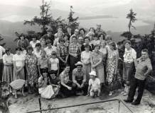 Maria Nowicka w grupie na wycieczce zakładowej . Trzecia od prawej