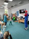 Mario i Pippi tańczą razem z dziećmi układ taneczny do piosenki 