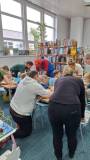 Dzieci wykonują pracę plastyczną