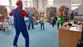 Mario i Pippi tańczą razem z dziećmi układ taneczny do piosenki 