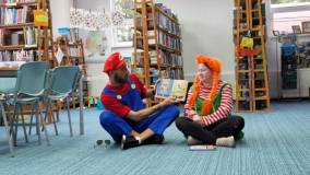 Mario i Pippi czytają dzieciom opowiadanie