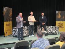 Dyrektor KBP Dariusz Pawlikowski przedstawia autora Przemysława Majewskiego i prowadzącego Arkadiusz