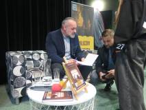 Przemysław Majewski podczas składania autografów.