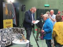 Przemysław Majewski podczas składania autografów.