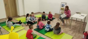 Dzieci z Przedszkola nr 9 w Koszalinie podczas słuchania książki.