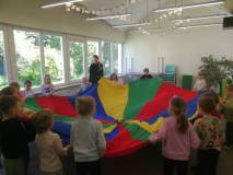 „Sówki” z Akademii Malucha podczas zabawy ruchowej.