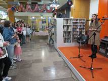 Sara Olszewska przemawia na wernisażu.