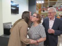 Sara Olszewska przyjmuje gratulacje od uczestników wernisażu.