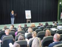 Zastępca dyrektora Beata Sawa-Jovanoska wita uczestników konkursu.