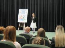 Uczestniczka podczas występu.