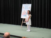 Uczestniczka podczas występu.