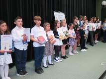 Recytatorzy z nagrodami za udział.