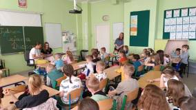 Bibliotekarki czytają książkę
