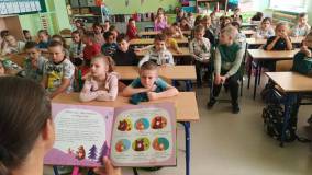 Dzieci słuchają bajki