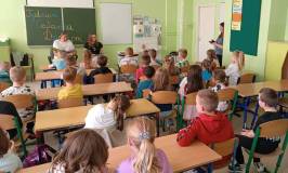 Bibliotekarki czytają książkę a dzieci słuchają