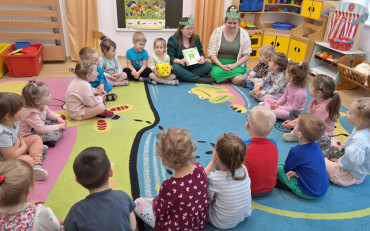 bibliotekarka z mamą Mikolaja czytają dzieciom opowiadanie 
