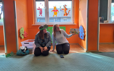 bibliotekarki czytają dzieciom opowiadanie