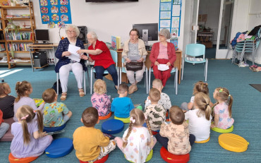 seniorki czytają dzieciom z przedszkola 