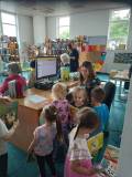 Dzieci wypożyczają samodzielnie książki