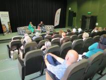 Monika Malinowska i Piotr Pawłowski na scenie KBP, widok od strony widowni.