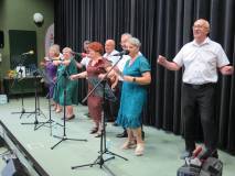 Osoby występujące w trakcie śpiewu.