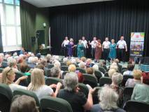 Widownia oraz występujący w sali kinowej KBP.