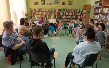 Aktorka prezentuje czytaną książkę