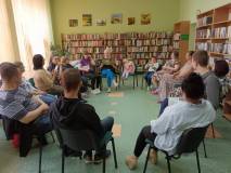 Aktorka czyta książkę