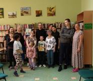Wspólne zdjęcie uczestników z aktorką i bibliotekarką