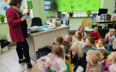 Bibliotekarka opowiada dzieciom o książkach i bibliotece