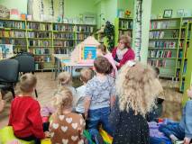 Dziewczynka otwiera teatrzyk kamishibai