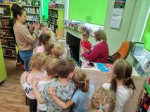 Pani Ania pokazuje dzieciom, jak się wypożycza książki