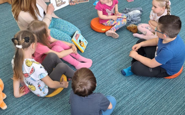 bibliotekarka czyta dzieciom opowiadanie