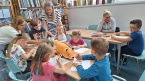 Dzieci z rodzicami wykonują pracę plastyczną