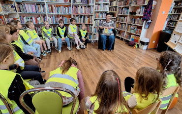 Dzieci z Przedszkola Zaczarowany Domek podczas zajęć w bibliotece