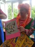 Pippi pozuje do zdjęcia z prezentem