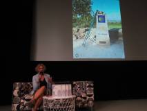 Autorka na tle prezentacji.