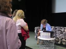 Paulina Paprocka podczas składania autografu.