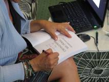 Zbliżenie na podpisywaną przez autorkę książkę.