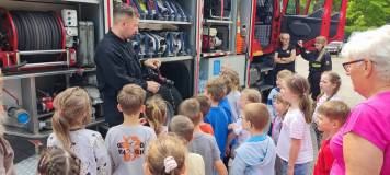 Strażacy z OSP Osieki z dziećmi.