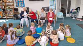 Czytelniczki filii czytające dzieciom.