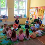 Bogusława Kałużna podczas czytania.